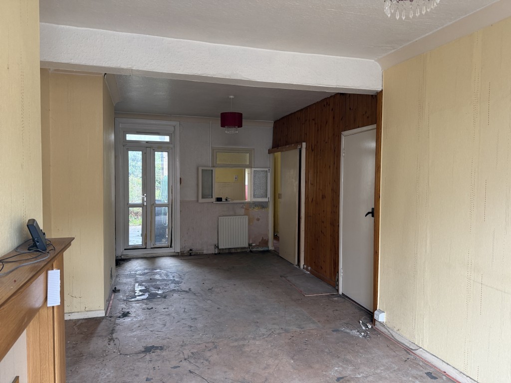 Lot: 81 - HOUSE IN NEED OF IMPROVEMENT - Dining Room in House in Need of Improvement